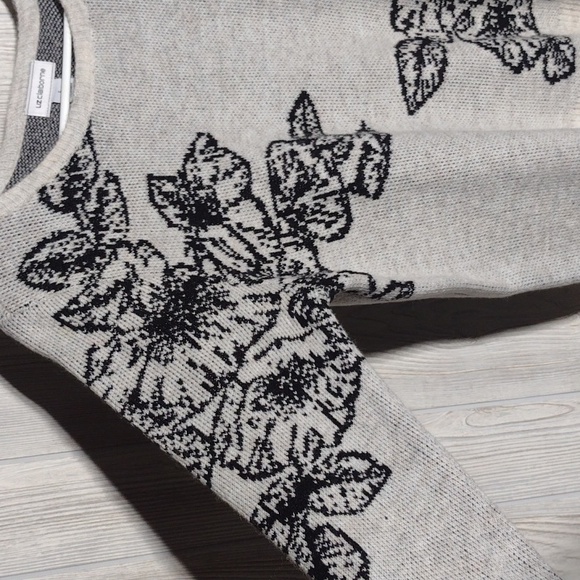 NWT Gorgeous Floral Knit Sweater - Picture 16 of 16